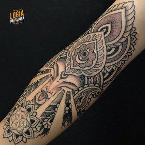 tatuaje_brazo_mandala_tailandes_Logia_Barcelona_Willian_Spindola     